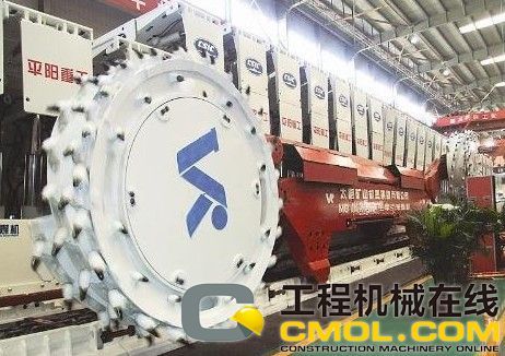太原第六届中部博览会上广受瞩目,其主打产品世界最大的2500kw采煤机